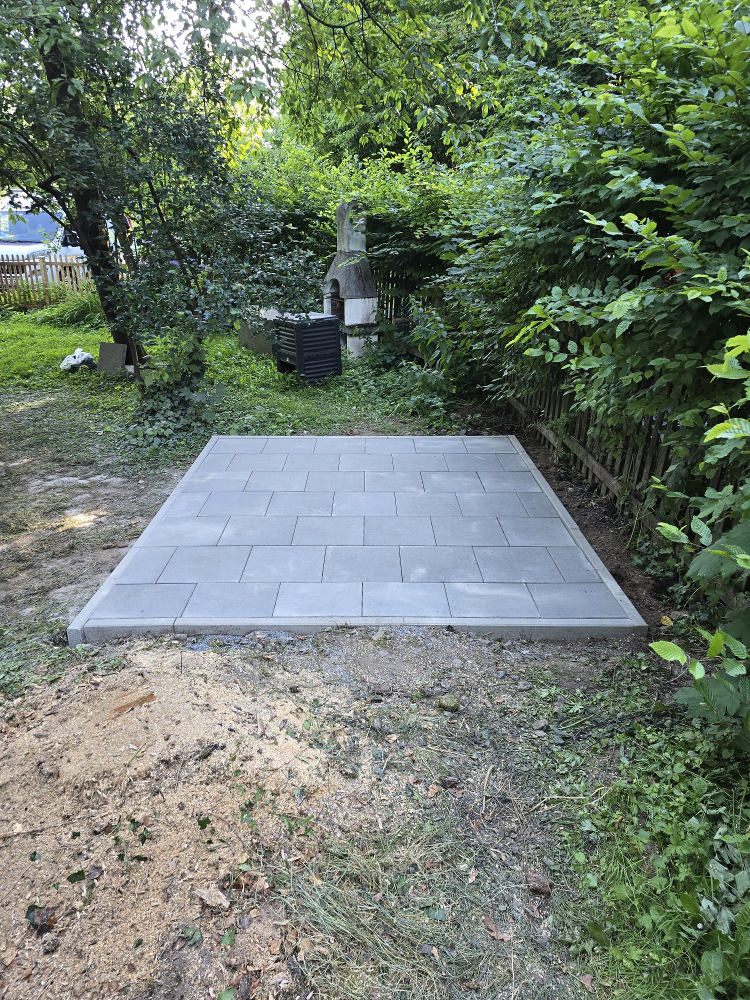 Neu verlegte Plattenfläche im Garten